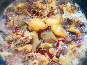 煮开后，转小火慢炖30分钟左右，至鸡肉熟透离骨！