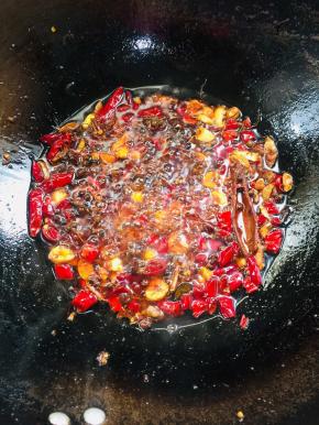 

起锅烧油，放入生姜，花椒，蒜瓣，干辣椒，八角，桂皮，郫县豆瓣酱，火锅底料，小火煸炒至出红油！
