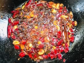 

起锅烧油，放入生姜，花椒，蒜瓣，干辣椒，八角，桂皮，郫县豆瓣酱，火锅底料，小火煸炒至出红油！
