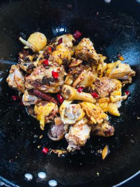 倒入鸡块翻炒均匀！