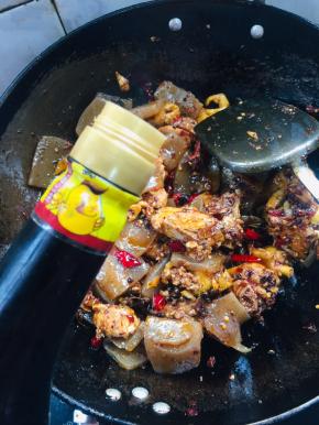 放入一勺生抽提鲜！