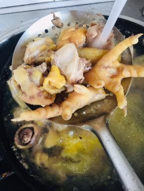 鸡肉冷水下锅，水开后焯水两分钟左右捞出沥干水份备用！