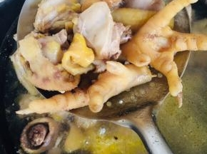 鸡肉冷水下锅，水开后焯水两分钟左右捞出沥干水份备用！