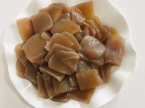 魔芋清洗干净切成块备用！