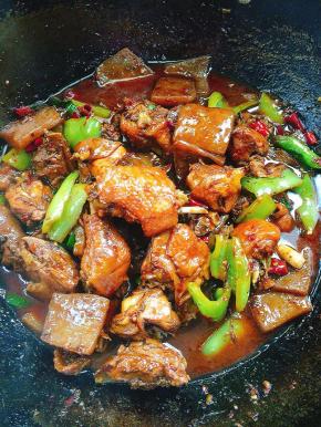 起锅前放入适量的鸡精调味即可！（适当留一些汤汁儿，用来浇米饭特别美味！）