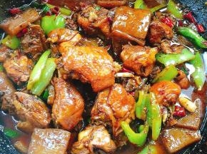 起锅前放入适量的鸡精调味即可！（适当留一些汤汁儿，用来浇米饭特别美味！）