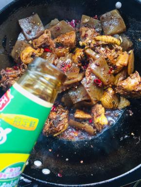 放入一勺蚝油翻炒均匀！