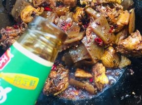 放入一勺蚝油翻炒均匀！