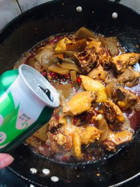 倒入两罐啤酒提鲜又能去腥！