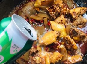 倒入两罐啤酒提鲜又能去腥！