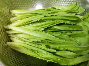 油麦菜选取菜心部分。