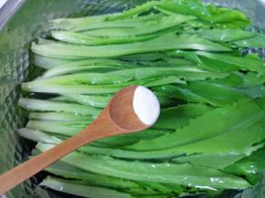 放入水里，加入1g小苏打搅拌均匀。