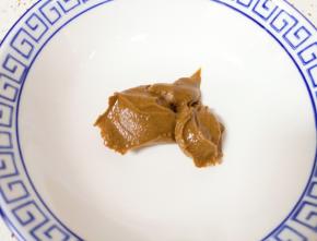 小碗里放入芝麻酱。