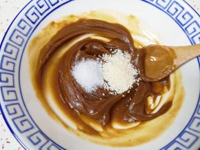 加入盐和蘑菇精搅拌均匀。