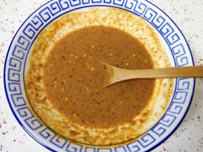 加入两勺辣椒油搅拌均匀，麻酱汁完成。