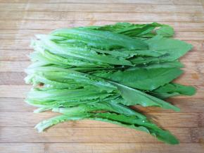 浸泡过的菜心清洗干净，控一下水分。