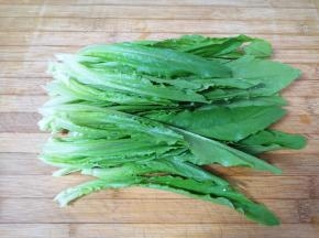 浸泡过的菜心清洗干净，控一下水分。