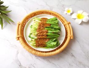 浇上调好的麻酱汁。