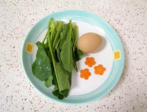 菠菜洗干净控一下水分，胡萝卜用模具刻出花朵形状，准备好一个鸡蛋。