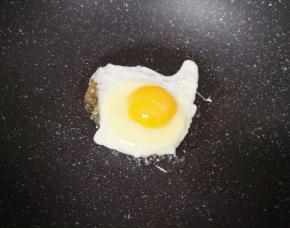 炒锅内刷一层食用油烧热，打入一个鸡蛋，根据自己的口味，喜欢几分熟就煎至几分熟，盛出备用。
