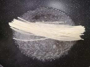 煎鸡蛋的锅不用洗，直接加入水烧开，下入挂面。