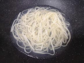 将挂面用筷子搅散，以免粘连在一起。