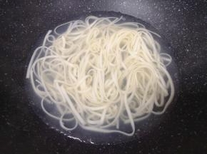 将挂面用筷子搅散，以免粘连在一起。
