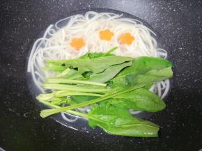 挂面快煮熟的时候，下入菠菜和胡萝卜花。