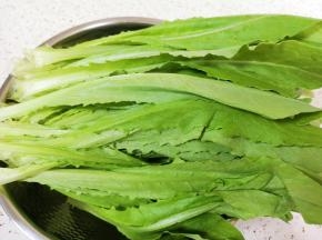 油麦菜叶子一片一片掰下来。