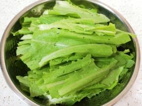 清洗干净掰成小段。