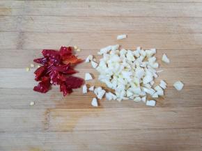 大蒜切碎，干红辣椒掰碎。