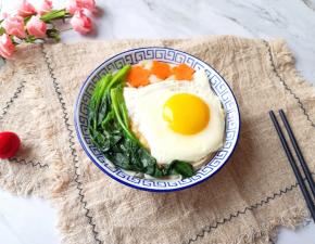 将面条和汤一起盛在碗里，放上煎蛋。