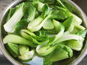 油菜叶子掰开，放在水里浸泡10分钟左右。