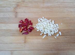 大蒜切成碎末，干红辣椒掰碎。