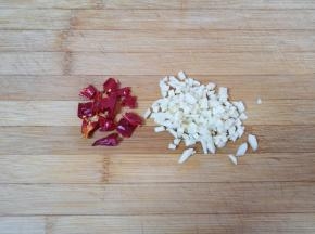 大蒜切成碎末，干红辣椒掰碎。