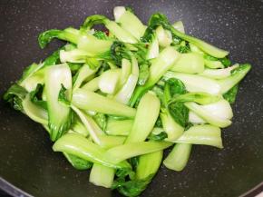 翻炒至油菜变色。