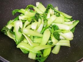 翻炒至油菜变色。