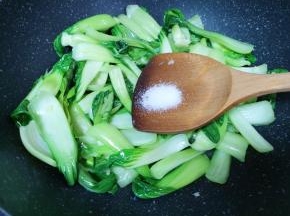 放盐调味。