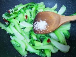 放少许鸡精增加口感。