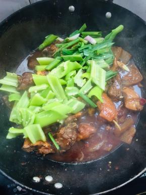 放入青椒和蒜苗段翻炒均匀！