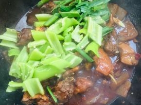 放入青椒和蒜苗段翻炒均匀！