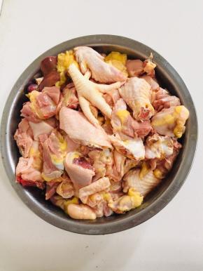 大公鸡剁成小块，清洗干净备用！