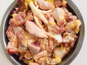 大公鸡剁成小块，清洗干净备用！