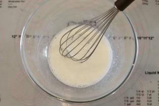 玉米油和牛奶用手动打蛋器混合乳化。