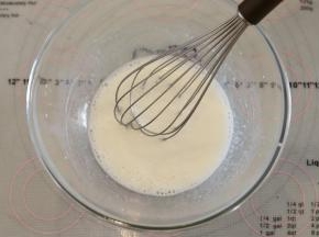 玉米油和牛奶用手动打蛋器混合乳化。