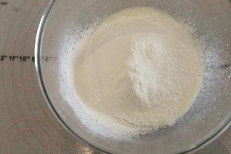 低粉筛入油奶混合物内。