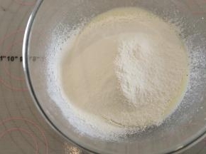 低粉筛入油奶混合物内。