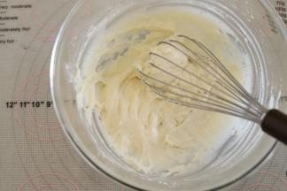 手动打蛋器横切手法拌匀。