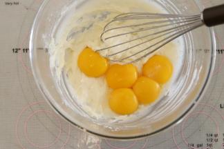 磕入蛋黄，蛋白放入冰箱冷冻备用。