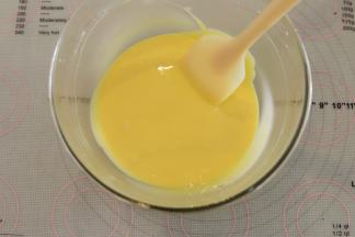 拌至顺滑的蛋黄糊。